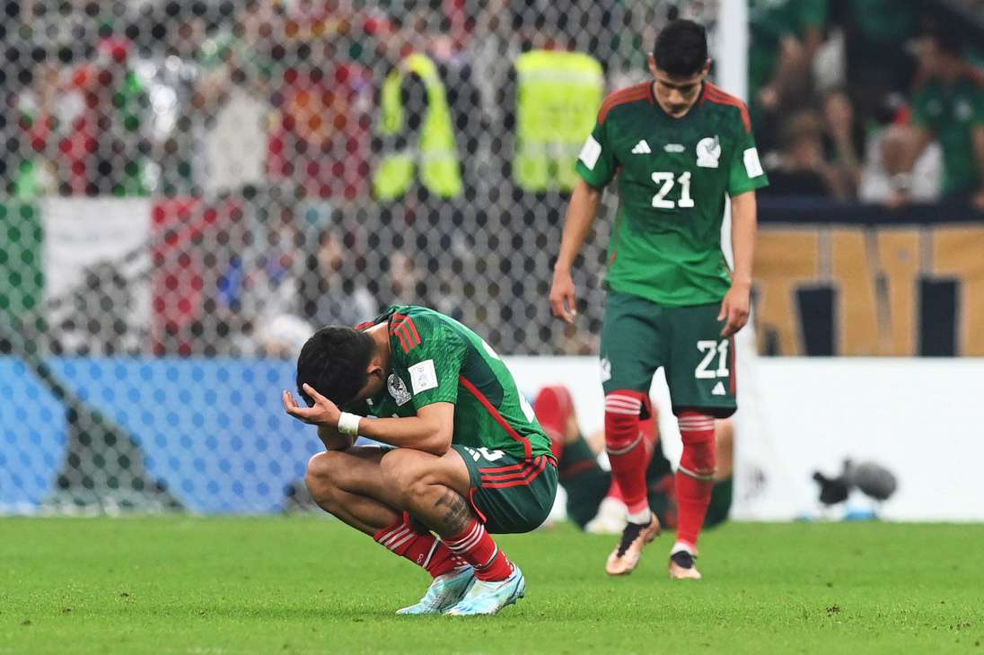 Lusail (Qatar), 30/11/2022.- Playes of Mexico look dejected after the FIFA World Cup 2022 group C soccer match between Saudi Arabia and Mexico at Lusail Stadium in Lusail, Qatar, 30 November 2022. (Mundial de Fútbol, Arabia Saudita, Estados Unidos, Catar) EFE/EPA/Neil Hall