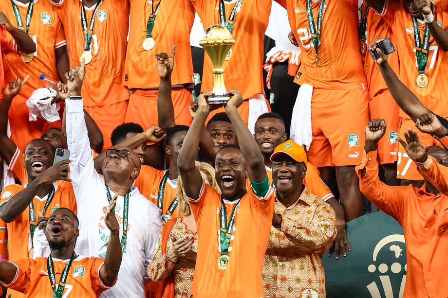 Max Gradel, capitán de la selección de Costa de Marfil, levanta el trofeo de la Copa Africana de Naciones tras consagrarse campeón junto con sus compañeros.