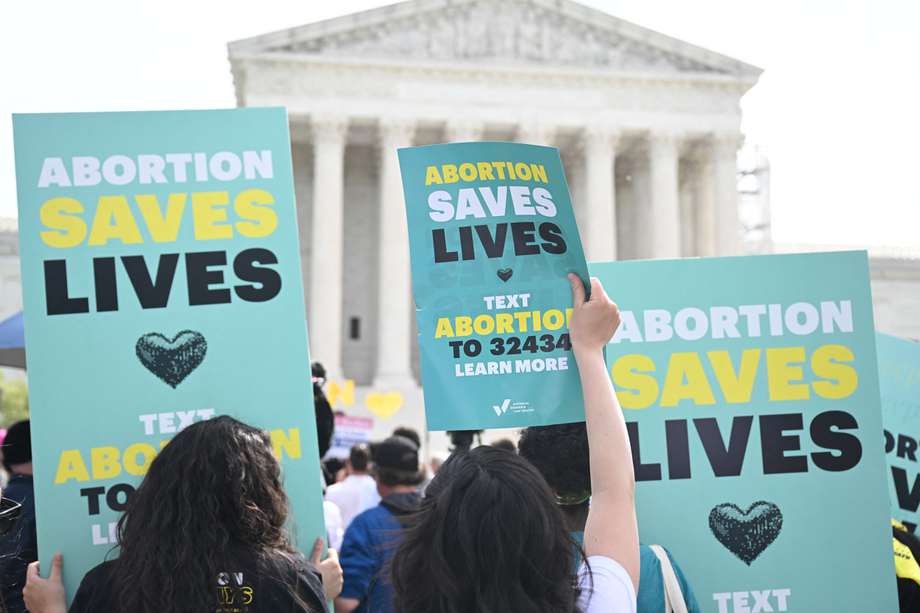 Activistas pro-aborto se manifiestan por "derechos reproductivos y atención de emergencia para el aborto" frente a la Corte Suprema de Estados Unidos mientras escucha los argumentos en el caso Moyle contra Estados Unidos, en Washington, DC, el 24 de abril de 2024. -

