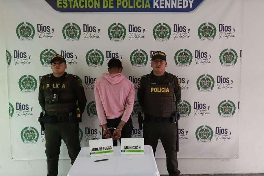 La Policía Metropolitana de Bogotá, logró la captura de un sujeto que tenía en su poder un arma de fuego de fabricación 
artesanal.