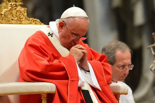 El papa dice que los comunistas arrebataron a la iglesia "la bandera de la pobreza"