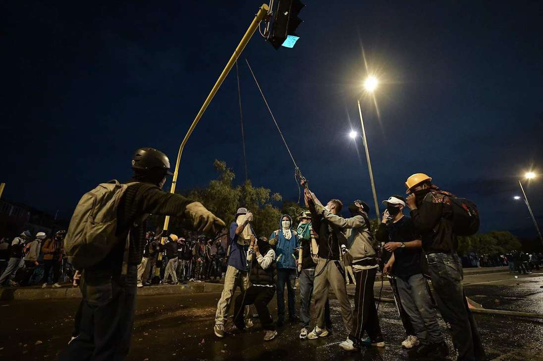 Algunos de los manifestantes que se encontraban en el sitio intentaron hacer barricadas para evitar el avance de las tanquetas y oficiales del Esmad.