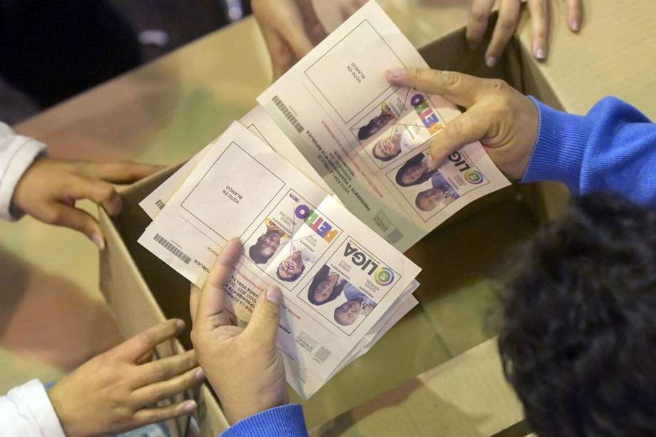 Conteo de votos durante en Corferias, Bogotá (Colombia). - Imagen de rederencia