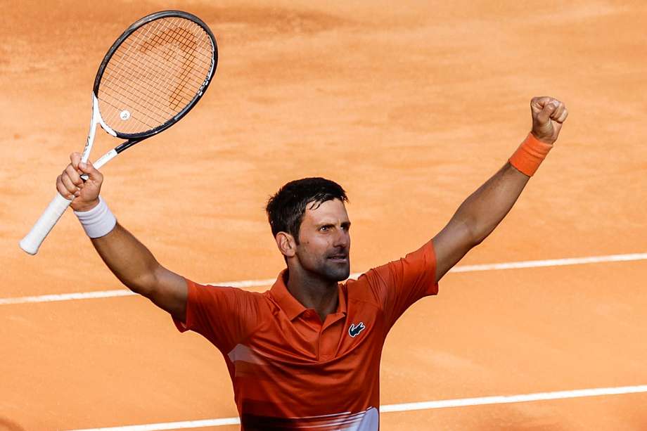El serbio Novak Djokovic celebra el título del Abierto de Italia, en el Foro Romano, tras superar al griego Stefanos Tsitsipas.