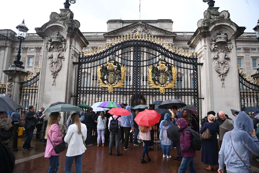 Varias personas se acercaron hasta el Palacio de Buckingham mientras esperaban un pronunciamiento oficial de la casa real.