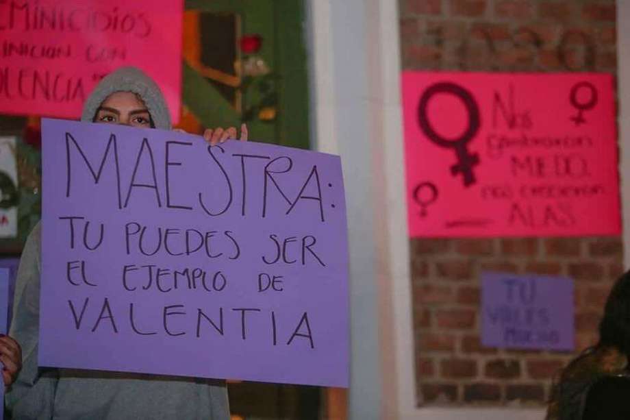 Estudiantes salieron a protestar en apoyo a la maestra violentada en México.