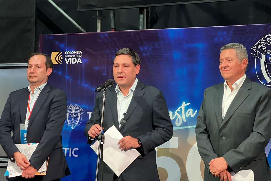 El ministro de las TIC, Mauricio Lizcano, reveló los resultados de la subasta junto con el asesor de 5G del gobierno, así como con el viceministro de Conectividad.