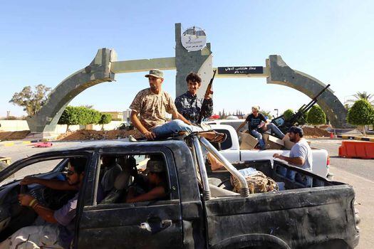 Combatientes de las milicias islamistas celebran la toma del aeropuerto de Trípoli. / AFP