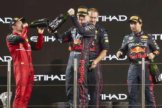 Verstappen en los más alto del podio.