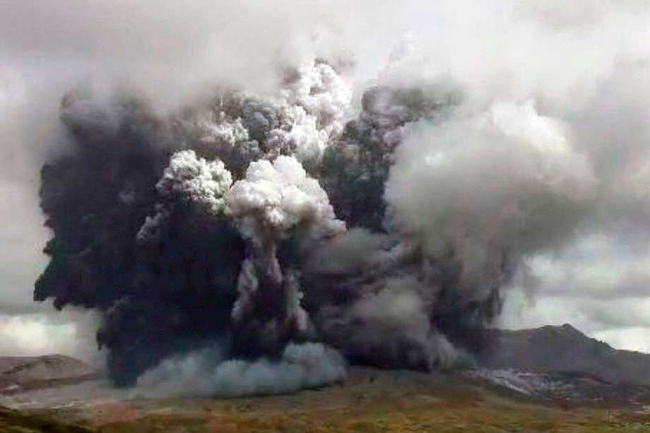Por ahora no se reportaron heridos por la erupción de este volcán, de 1.592 metros de altura, cuya explosión quedó registrada por cámaras de vigilancia cercanas.