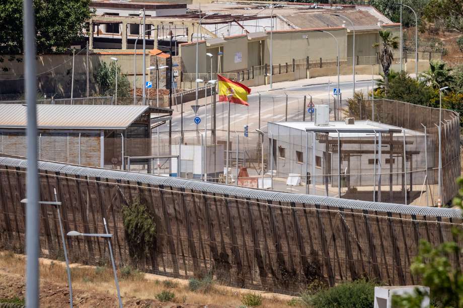Una imagen tomada desde el lado marroquí muestra la valla fronteriza con el enclave español de Melilla en el norte de África, cerca de la ciudad marroquí de Nador, el 25 de junio de 2022.