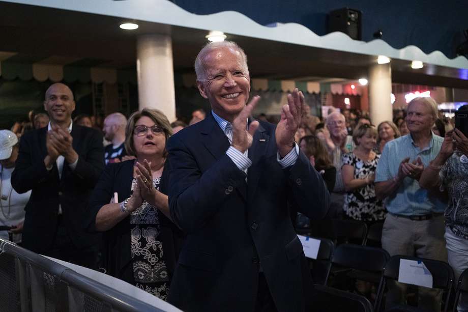 El candidato Joe Biden lleva la delantera con un 29,8% de las intenciones de voto para las primarias presidenciales demócratas. / AFP