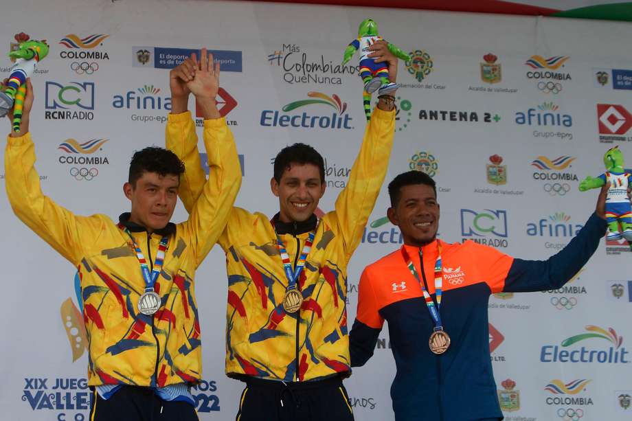 El ciclista colombiano Walter Vargas (c), medalla de oro, el colombiano Rodrigo Contreras (i), medalla de plata, y el panameño Christofer Jurado, medalla de bronce, posan en el podio de contrarreloj individual masculina en ciclismo.