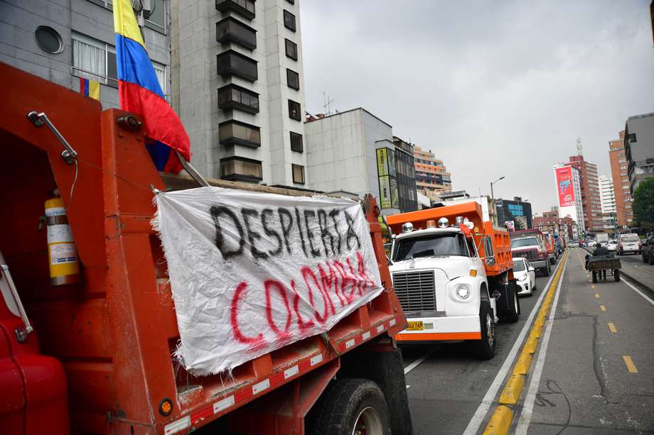 Volqueteros y transportadores protestan el lunes 3 de Mayo por la carrera séptima en Bogotá, en apoyo al Paro Nacional y rechazando la reforma tributaria, que finalmente fue suspendida. 