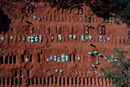 Vista aérea desde un dron que muestra a trabajadores enterrando víctimas mortales de la pandemia COVID-19, en el cementerio de Vila Formosa, el más grande de América Latina, en Sao Paulo (Brasil).
