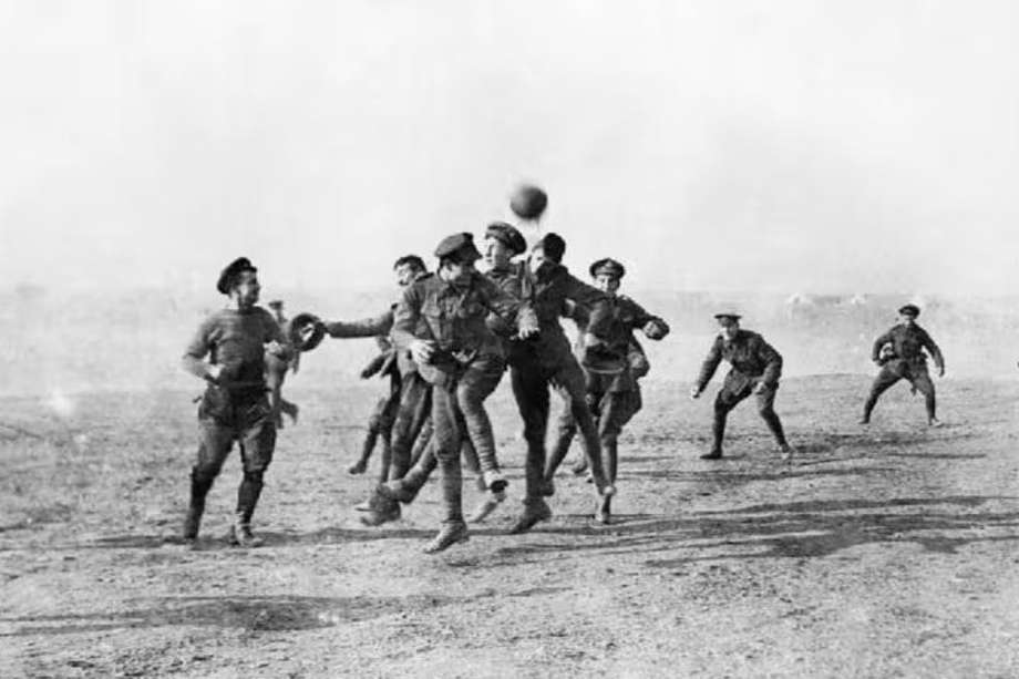 Durante la Navidad de 1914, en el Frente Occidental de la Primera Guerra Mundial, los soldados dejaron a un lado sus armas y jugaron fútbol.