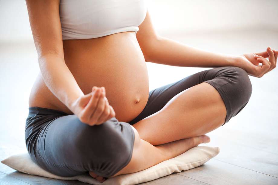 Mujer embarazada meditando