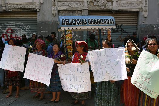 A la manifestación se sumaron también mujeres indígenas, que exigen la renuncia del presidente.  / AFP