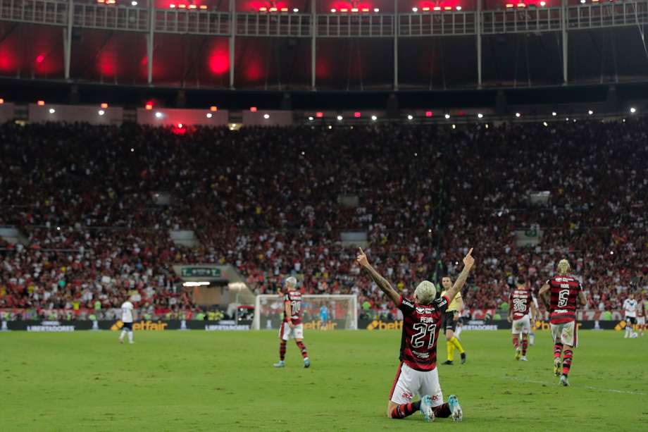 Pedro Guilherme (c) de Flamengo celebra un gol en la semifinal de la Copa Libertadores contra Vélez.