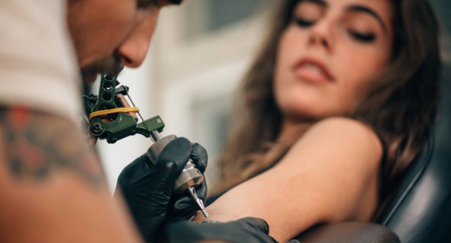 ¿Puede una mamá lactante tatuarse o es peligroso? Esto dicen los estudios sobre los tatuajes y la lactancia.