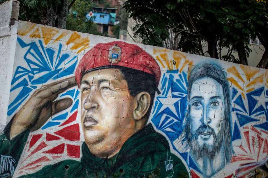 Foto de archivo. Detalle de una pared con un grafiti del fallecido presidente venezolano Hugo Chávez, en el sector popular 23 de enero, en Caracas (Venezuela).

