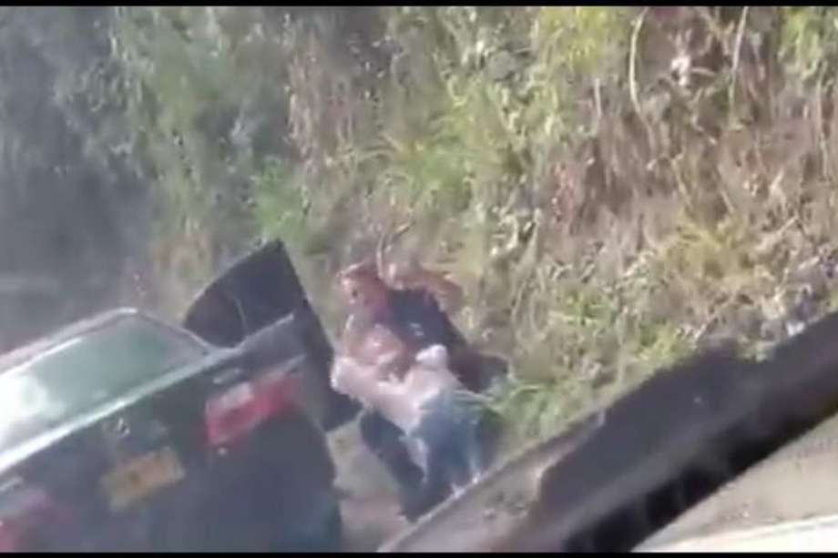 En el video aparece s el locutor Edgardo Carreño presuntamente violentando con una mujer. / Captura tomada del video de la denuncia hecha por la cuenta de Twitter @saday_rosado