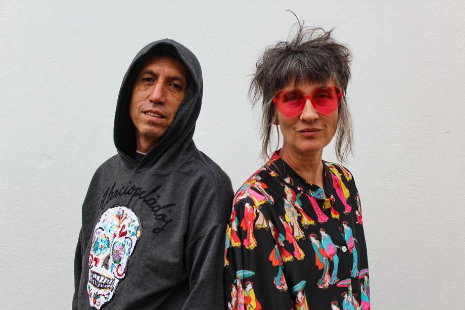 Andrea Echeverri y Héctor Buitrago de Aterciopelados grabaron el video de "Gritemos" en el centro de Bogotá.