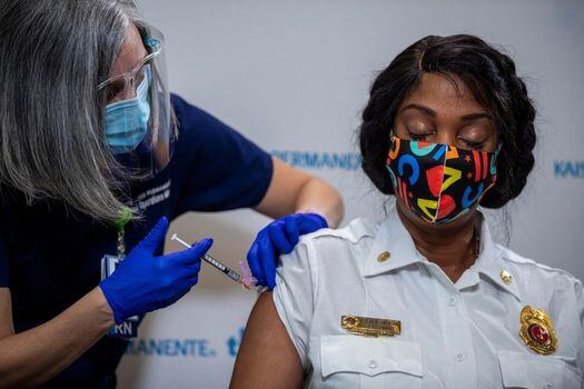 Una enfermera administra la vacuna Pfizer-BioNTech contra el COVID-19 a la teniente Keishea Jackson en Washington, DC.