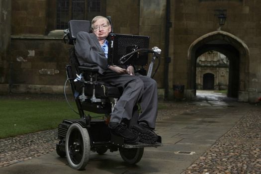 El fallecido cosmólogo y divulgador científico, Stephen Hawking, ha sido la persona más longeva con esta enfermedad.  / Flickr - Lwp Kommunikáció
