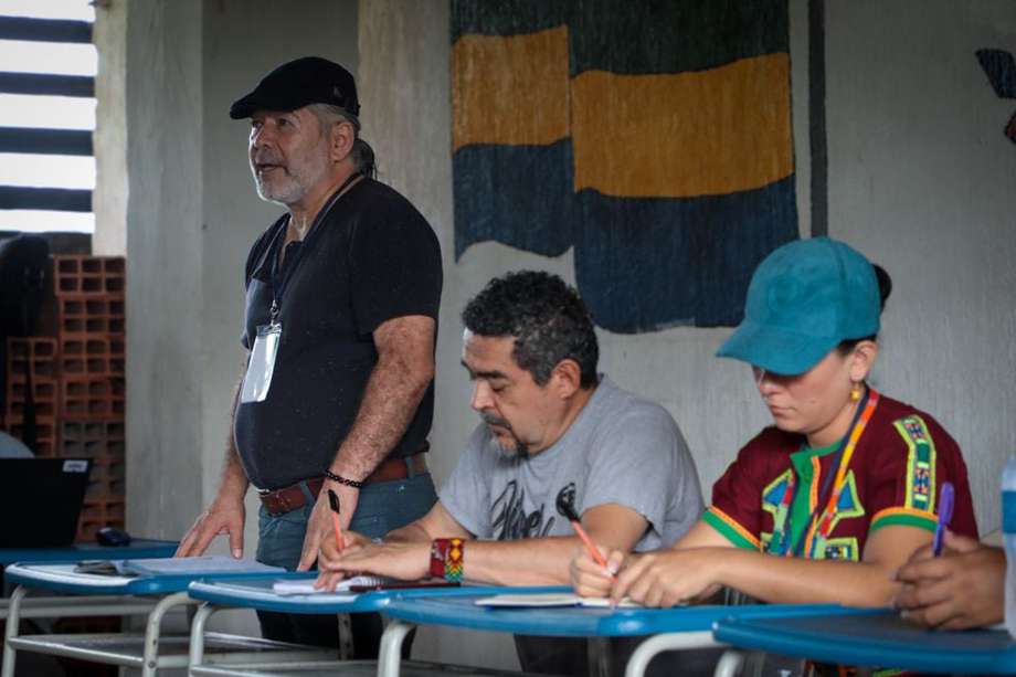 Juan Carlos Cuéllar fue uno de los delegados del Eln en la caravana humanitaria desarrollada en el Bajo Calima y San Juan. A su izquierda, Horacio Guerrero y Dayana Domicó, delegados del Gobierno.