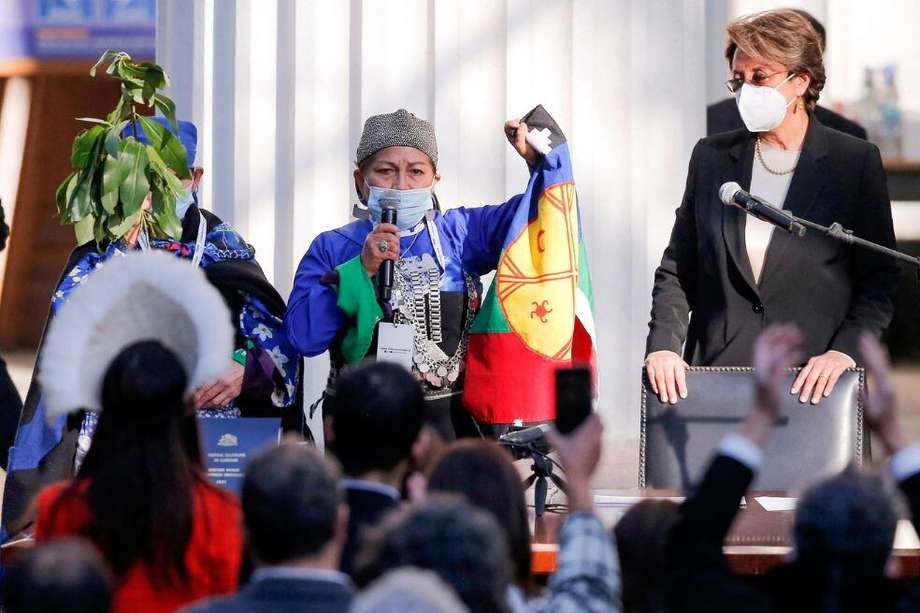 Tras su juramento, los asambleistas de la Convención Constitucional eligieron a la académica y lingüista mapuche Elisa Loncón para presidir el órgano que redactará la nueva Carta Magna de Chile.