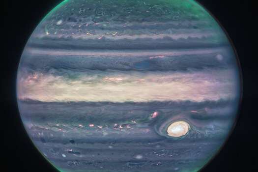 En la imagen se ven tormentas, vientos auroras y condiciones extremas de temperatura y presión. En cuanto a las auroras, estas se extienden a grandes alturas sobre los polos norte y sur de Júpiter.