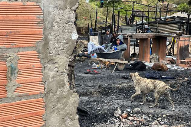 Ciudad Bolívar: 24 familias lo perdieron todo, tras voraz incendio en el Paraíso