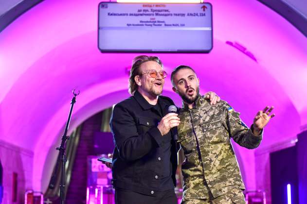 Así fue el concierto sorpresa de Bono, cantante de U2, en el metro de Kiev