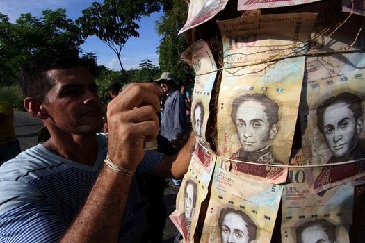 Venezolanos protestan desde diciembre de 2016 por la falta de efectivo en el país. / AFP