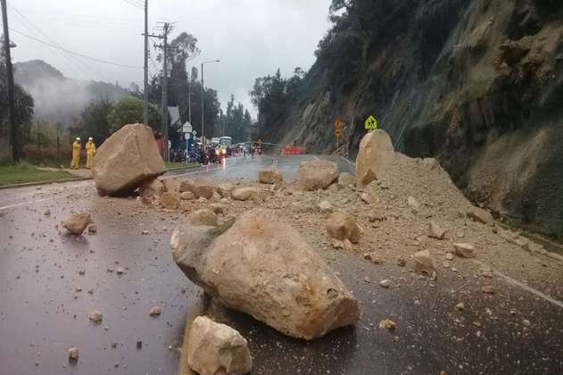 Por deslizamientos mantienen cerradas dos vías de Santander