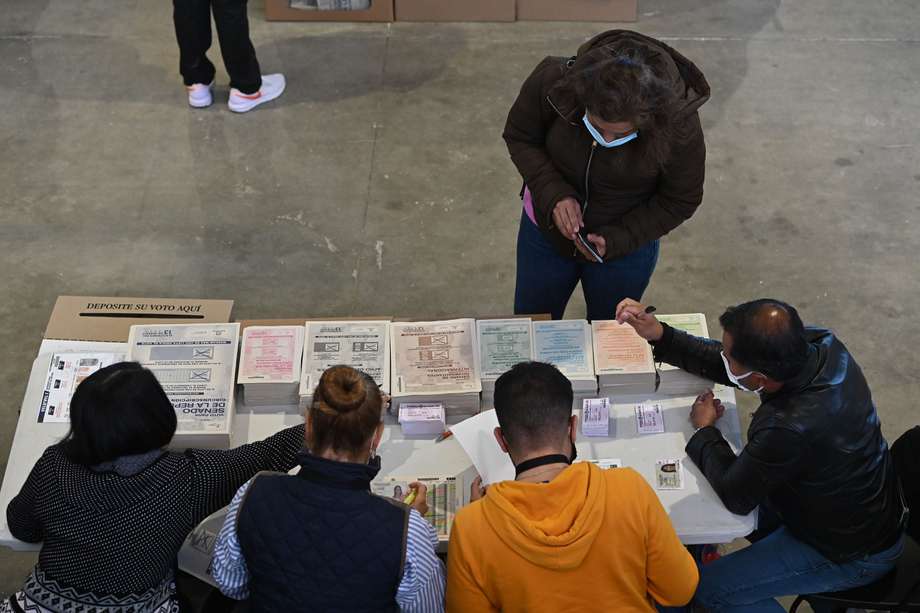 Colombianos residentes en España votan en las elecciones legislativas y de las consultas presidenciales. EFE/Fernando Villar
