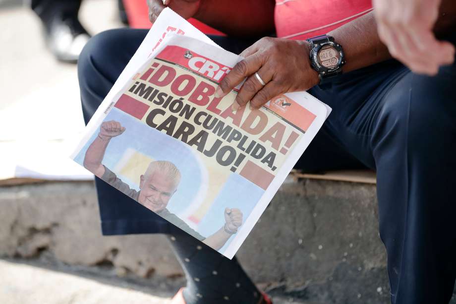 Un hombre sostiene un periódico que informa la elección de José Raúl Mulino como presidente, este lunes en Ciudad de Panamá (Panamá). Con más del 90 % de los votos escrutados, Mulino logró un 34,4 % de las votos, frente al 25 % del antisistema Ricardo Lombana, del Movimiento Otro Camino (Moca), el 16 % del expresidente Martín Torrijos (2004-2009), del Partido Popular (PP), y el 11,2 % alcanzado por Rómulo Roux, de Cambio Democrático (CD). 