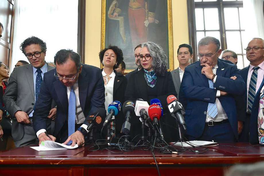 El ministro del Interior, Alfonso Prada, al momento de radicar la Reforma Política en el Congreso este martes.
