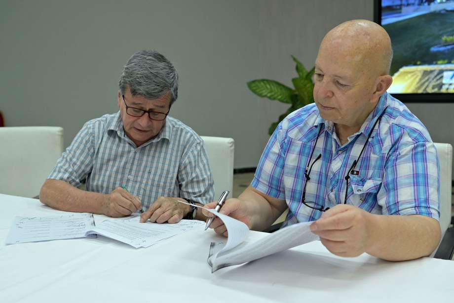 Desde La Habana (Cuba), Pablo Beltrán delegado del ELN junto a Otty Patiño, líder del equipo negociador del gobierno firmando los protocolos de cese al fuego y participación de la sociedad civil.