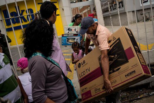 El presidente de Venezuela, Nicolás Maduro, ordenó este viernes la "ocupación" y venta de artículos a "precio justo" de la red comercializadora de electrodomésticos Daka por estar, supuestamente, especulando con los precios de los productos que aseguró tenían un sobreprecio de hasta el 1.000 por ciento./ EFE