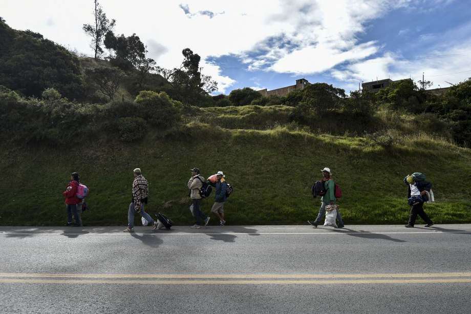 Los caminantes venezolanos intentan regresar a Colombia, por cuenta de la grave situación en su país, agravada por la pandemia. / EFE