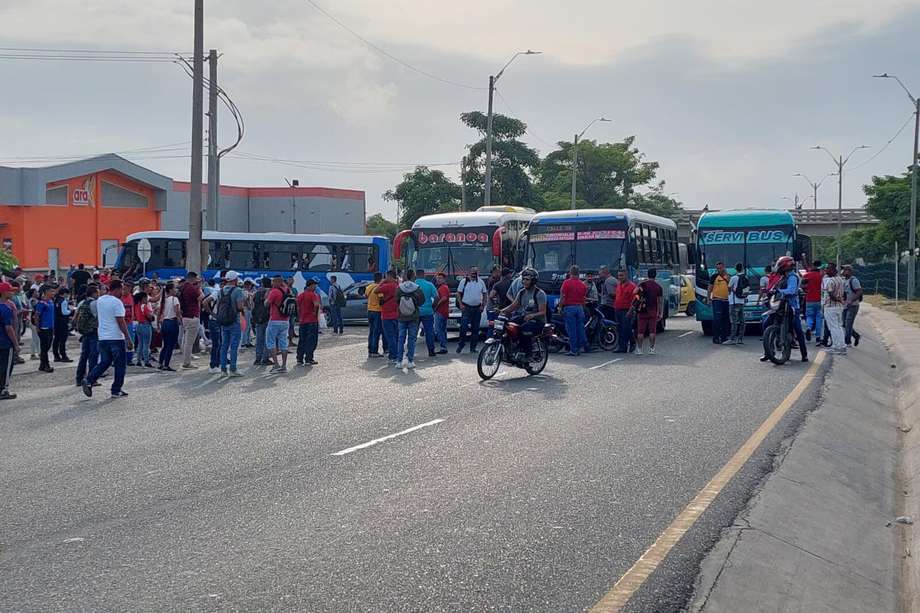 Desde la madrugada hay bloqueo en las vías de Barranquilla por parte de los conductores de buses convencionales.