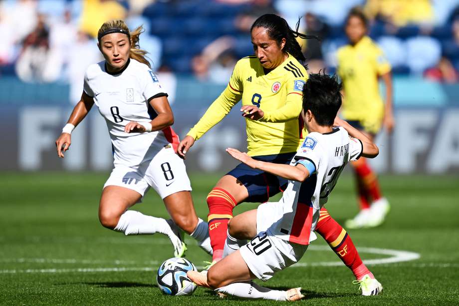 Sydney (Australia), 25/07/2023.- Mayra Ramirez (C) of Colombia is tackled by Hyeri Kim (R) of South Korea during the FIFA Women's World Cup match between Colombia and South Korea at Sydney Football Stadium in Sydney, Australia, 25 July 2023. (Mundial de Fútbol, Corea del Sur) EFE/EPA/DAN HIMBRECHTS AUSTRALIA AND NEW ZEALAND OUT
