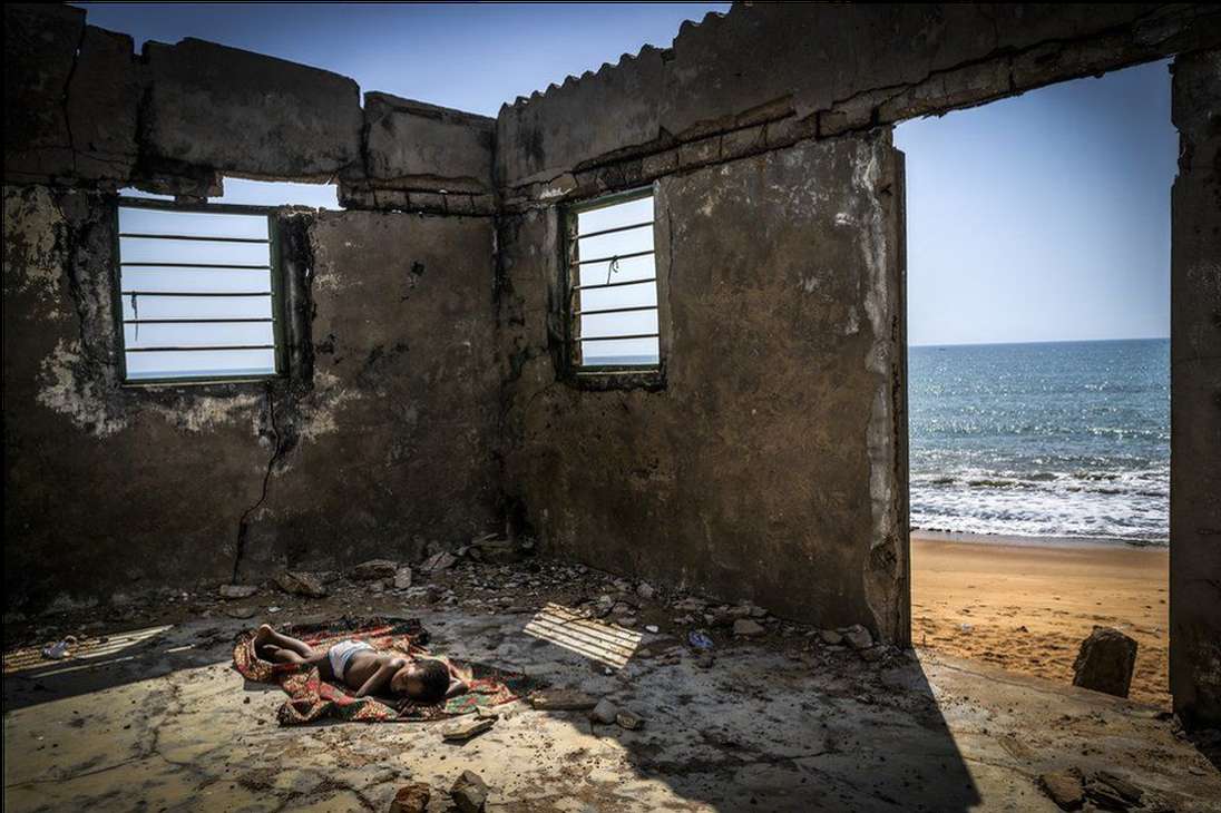 Antonio Aragón Renuncio, fotógrafo español, fue el ganador del Fotógrafo Ambiental del Año 2021 por su imagen de un niño durmiendo dentro de una casa destruida por la erosión costera que se registró en Ghana.