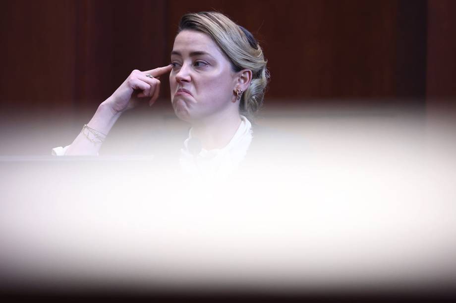Fairfax (United States), 05/05/2022.- US actress Amber Heard reacts on the stand during the 50 million US dollar Depp vs Heard defamation trial at the Fairfax County Circuit Court in Fairfax, Virginia, USA, 05 May 2022. Johnny Depp's 50 million US dollar defamation lawsuit against Amber Heard that started on 10 April is expected to last five or six weeks. (Estados Unidos) EFE/EPA/JIM LO SCALZO / POOL
