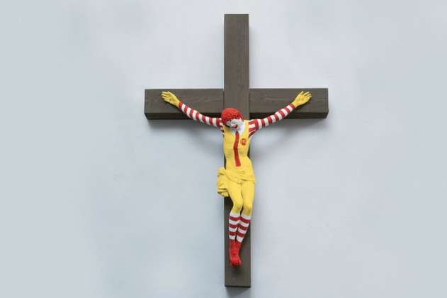 Escándalo en Israel por una obra con el payaso McDonald's crucificado