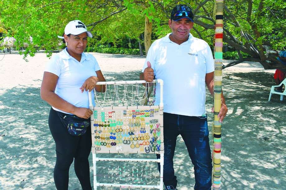 Edenys Cepeda y Yesileth Perozo venden sus artesanías en las playas de Santa Marta.