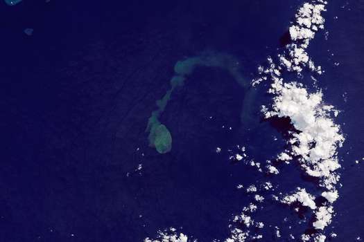 El satélite Landsat 9 captó una impresionante imagen de una pluma de erupción submarina del volcán Kavachi, en el suroeste del océano Pacífico, cuya cima se encuentra a unos 20 m por debajo del nivel del mar.