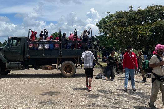 Camión militar con migrantes a la estación de recepción migratoria de San Vicente, en Panamá. Santiago Valenzuela/MSF.